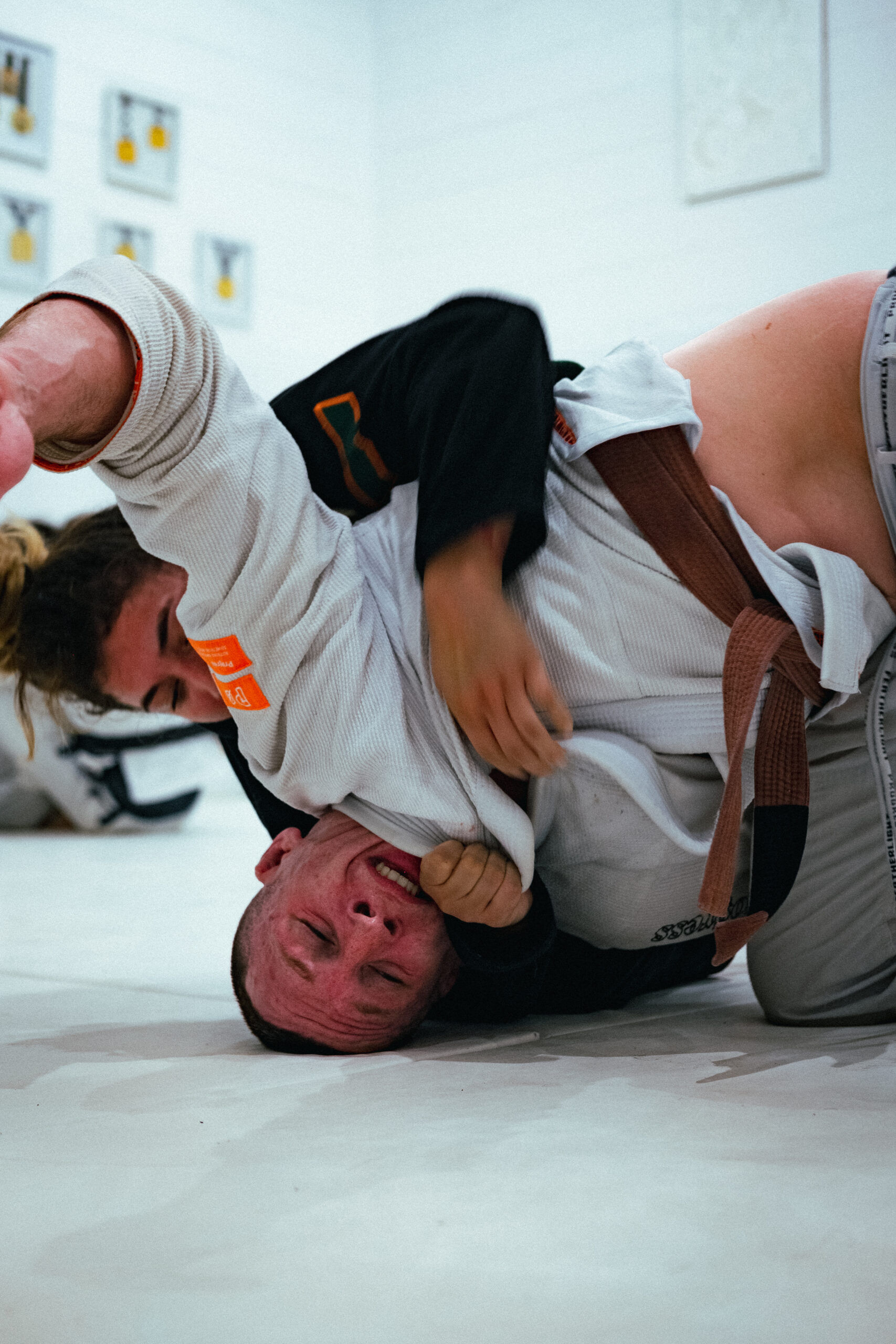 Anna Rodrigues rolling with Sam Quinn at at Escapology BJJ in Cambridge